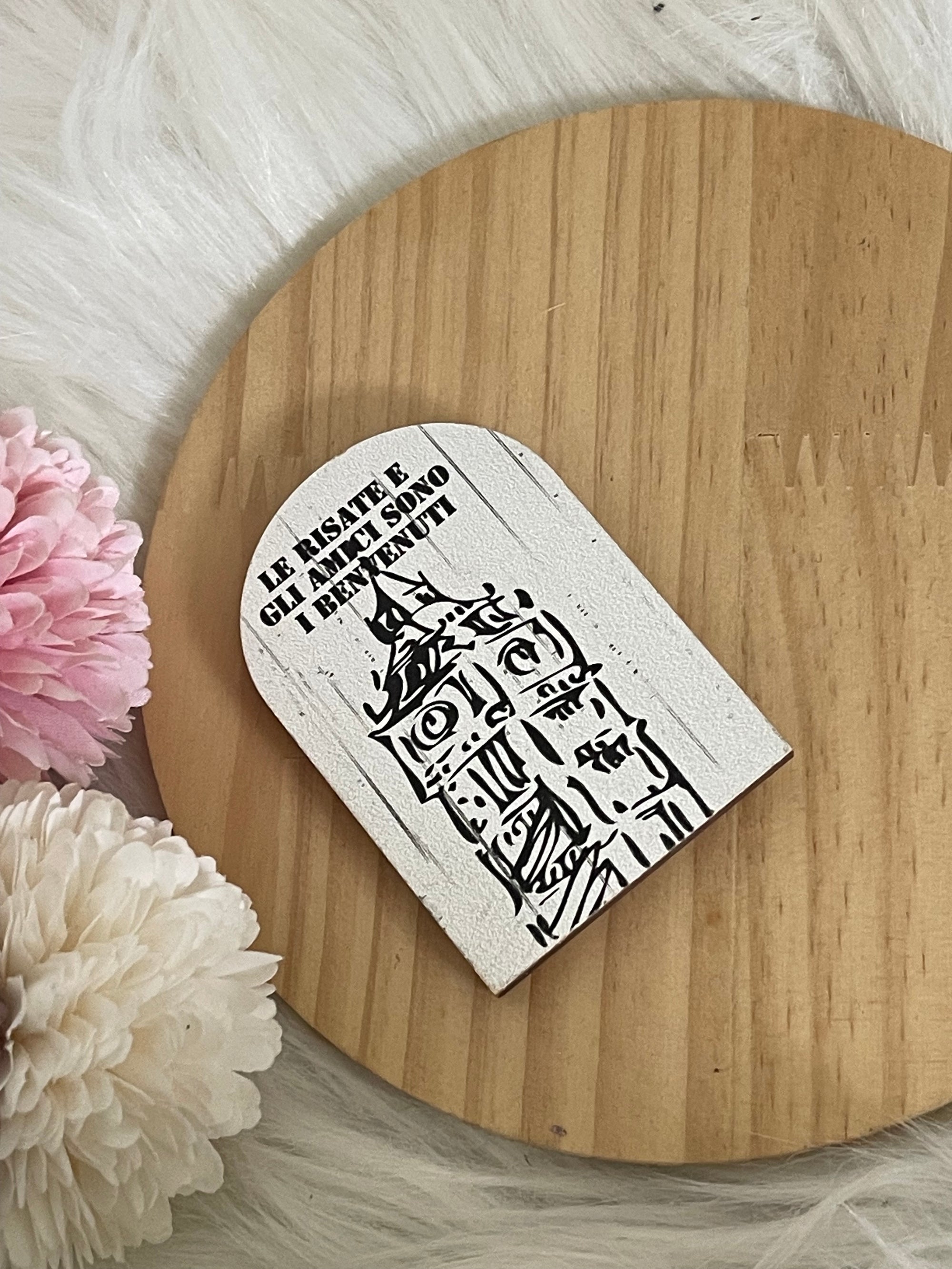 Calamita da Frigo in Legno con Frase "Amici e Risate" – Design Vintage Shabby Chic