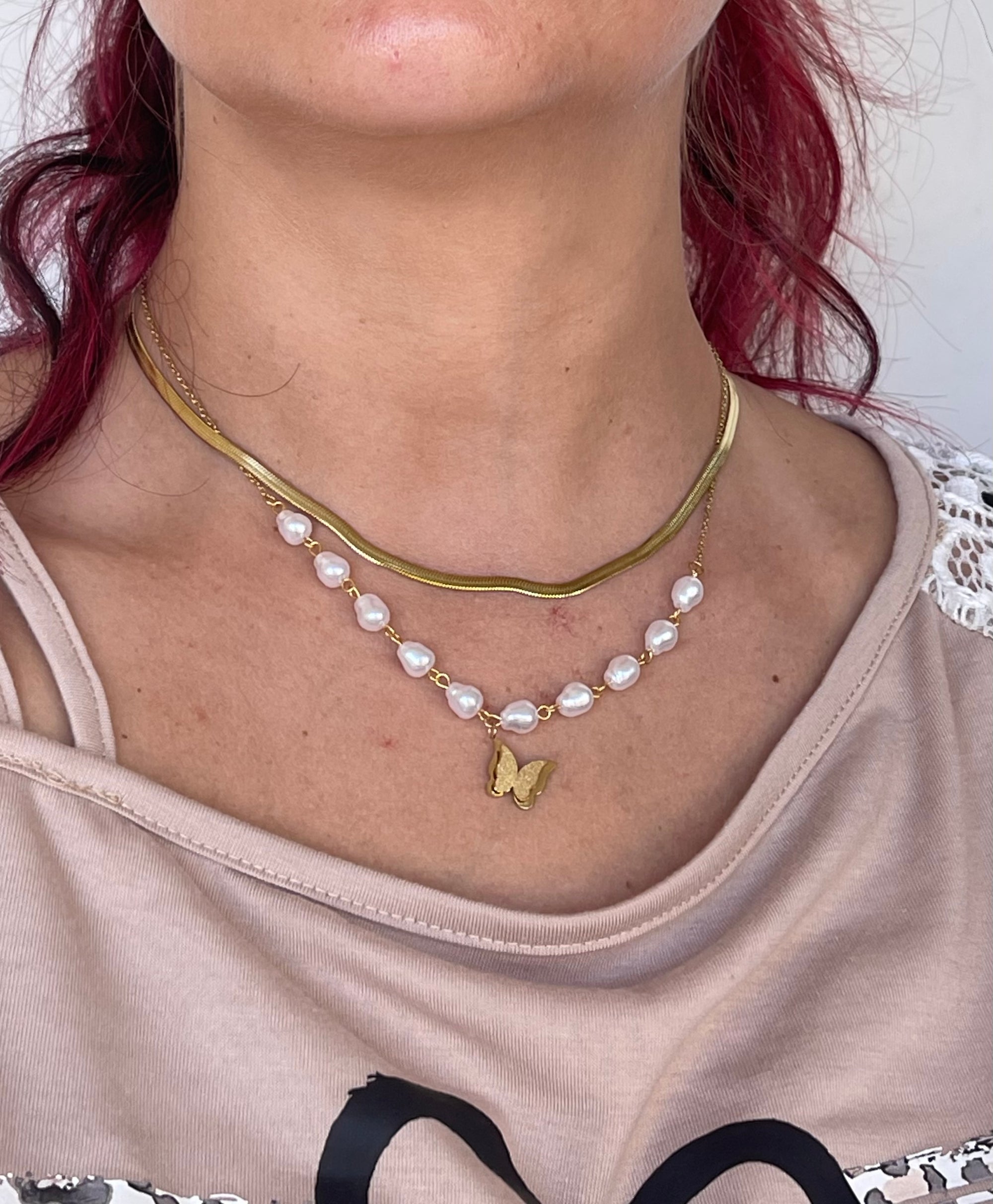 Collana Lyra in Acciaio Dorato con Perle Barocche e Ciondolo Farfalla