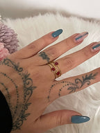 Anello Melania Regolabile in Acciaio Inossidabile con Effetto Pietre Rosse - Stile Sofisticato per Tutti