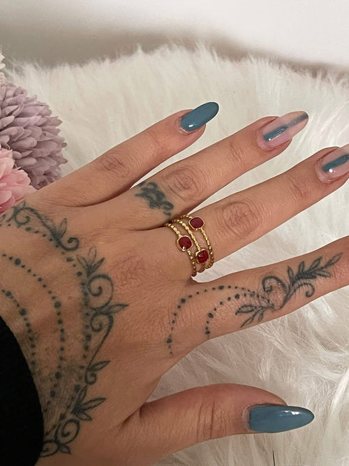 Anello Melania Regolabile in Acciaio Inossidabile con Effetto Pietre Rosse - Stile Sofisticato per Tutti